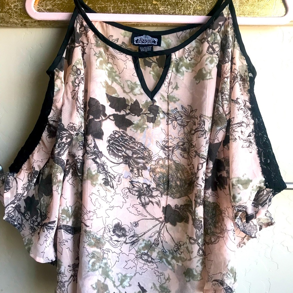 Gently worn, flattering blouse with sexy black lace details! 🖤